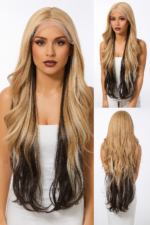 Perruque synthétique ondulée Martine sur mannequin